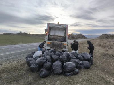 Ana yol kenarları 20 ton çöpten arındırıldı