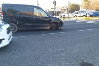 Seyir halindeki aracın lastiği fırladı