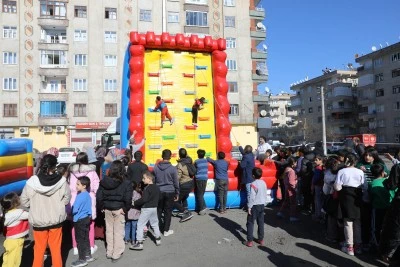 Bağlar'da çocuklar sanat ve sporla buluştu