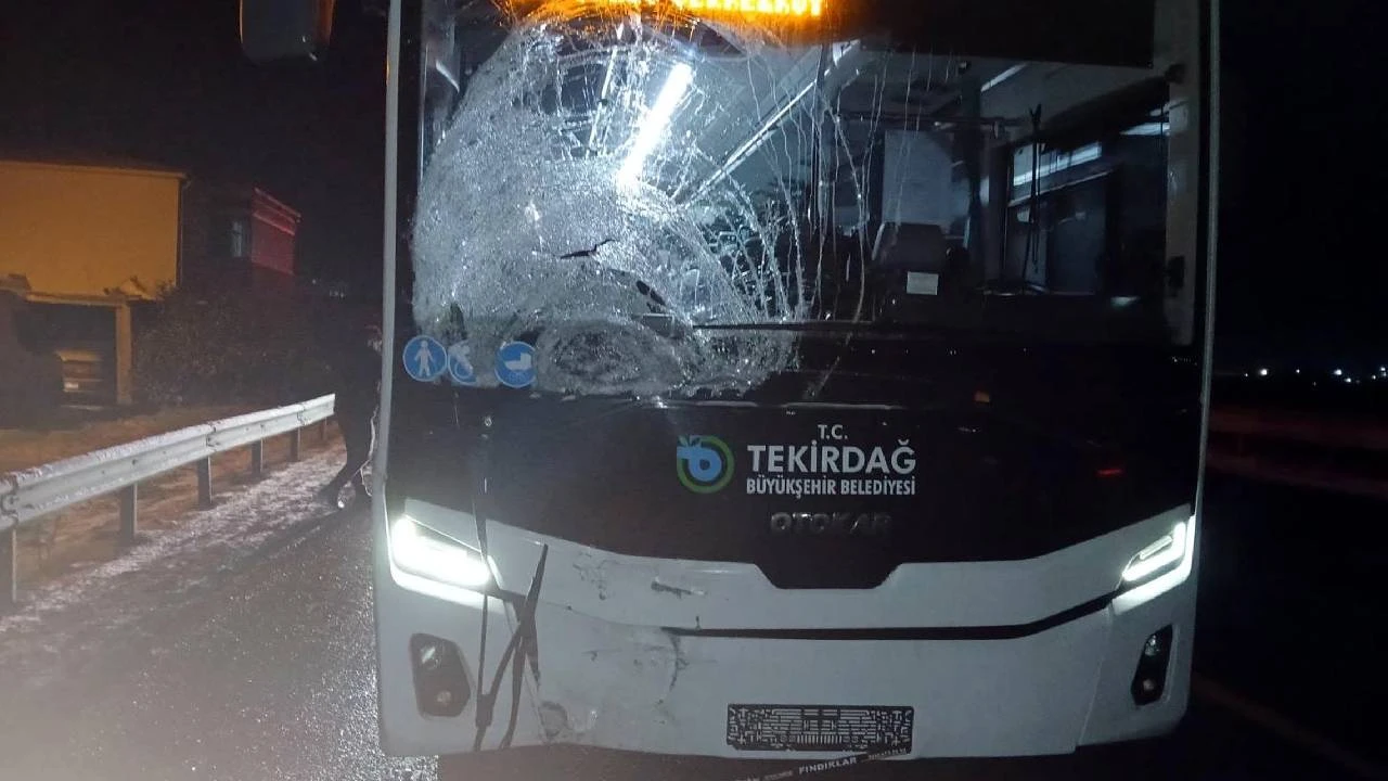 Belediye otobüsünün çarptığı motosikletli yaşamını yitirdi