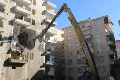 Diyarbakır’da hasarlı binaların yıkımı sürüyor