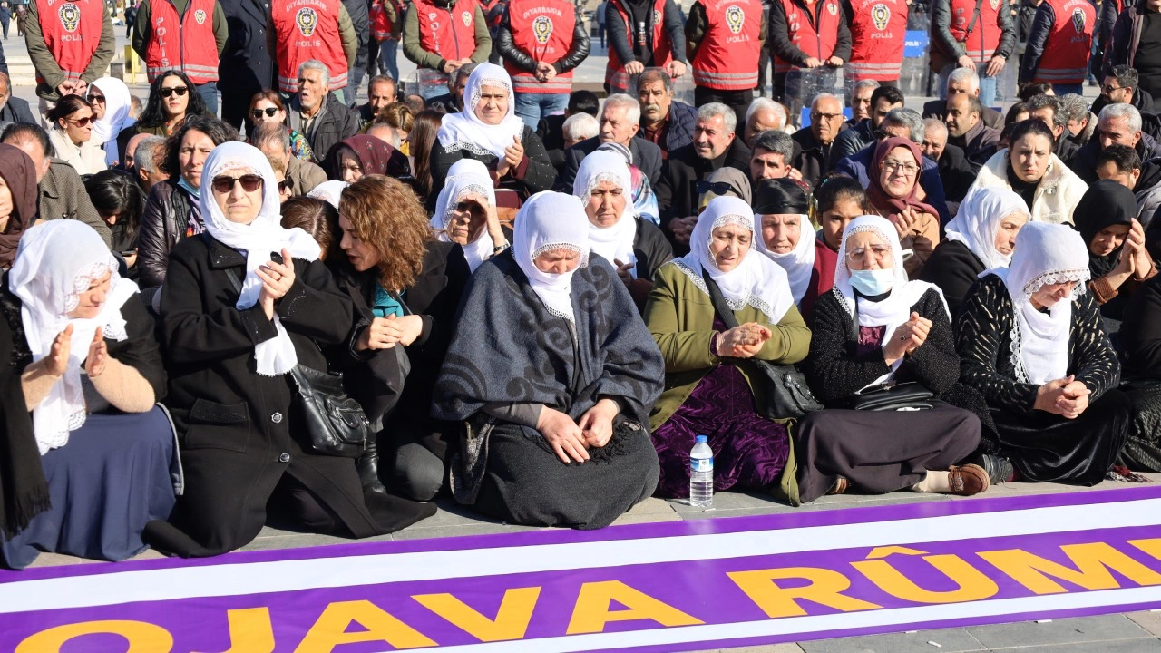 Diyarbakır'da Kuzey Suriye için oturma eylemi düzenlendi