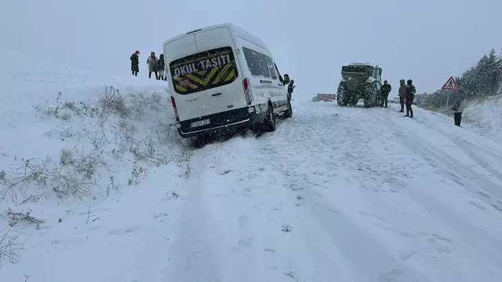 Diyarbakır’da öğretmenleri taşıyan minibüs kara saplandı