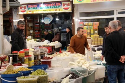 Diyarbakır'da peynirci tezgahlarında Ramazan hareketliliği