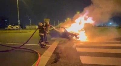 Diyarbakır’da seyir halindeki otomobil alevlere teslim oldu