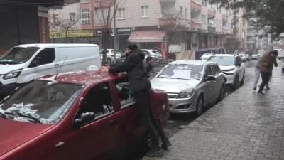 Diyarbakır'da YKS'ye hazırlanan öğrenciler karla gelen eğlencede stres attı