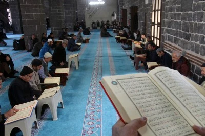 Diyarbakır Ulu Camii'nde mukabele geleneği sürüyor