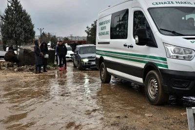 Diyarbakır Yeniköy Asri Mezarlığı'nda çamur krizi