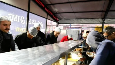 Diyarbakır Eş Başkanları iftar sofrasında yemek dağıttı