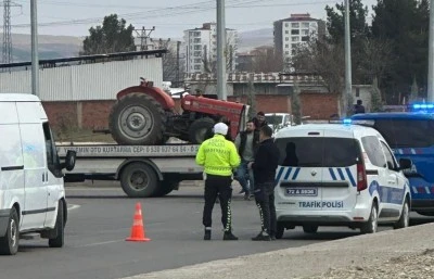 Traktör ile minibüs çarpıştı: 1 yaralı  