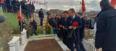 CHP Genel Başkanı Özel, deprem şehitliğini ziyaret etti  