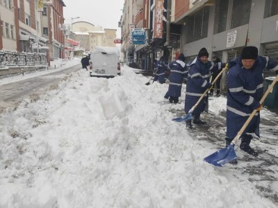 Hakkari’de 168 yerleşim yerinin yolu kapandı  