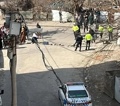 Su sorununu yolu trafiğe kapatarak protesto ettiler 