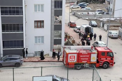 Otomobil apartman boşluna uçtu: 1 yaralı  