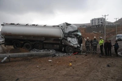 Freni boşalan akaryakıt tankeri elektrik direğine çarptı 