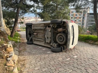 Hakimiyeti kaybolan ticari araç yan yattı 