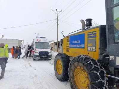    Diyarbakır'da kardan kapanan yollar açıldı