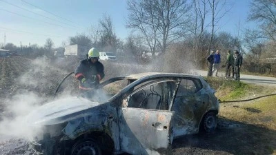 Tarlaya çektiği otomobilde kendini yakmaya çalıştı  