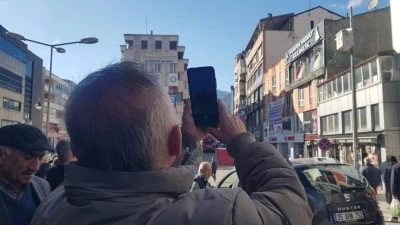 İntihar girişimini görüntülemek için birbirleriyle yarıştılar 