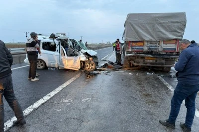 Hafif ticari araç tıra çarptı: 1’i ağır 4 yaralı