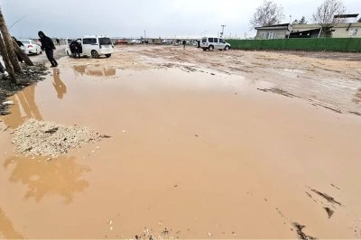 HÜDA PAR’dan, Diyarbakır’da çamurdan geçilmeyen mezarlık tepkisi