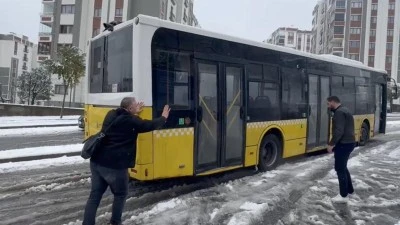 İETT otobüsü yolda kaldı