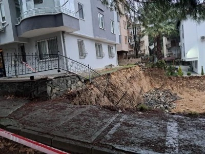 İnşaat alanında heyelan oldu, bina kaydı