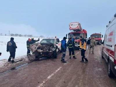 İşçi servisi ile pikap kafa kafaya çarpıştı: Çok sayıda yaralı