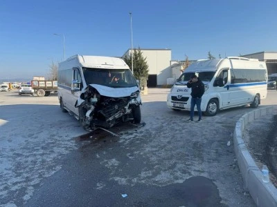  İşçi servisi kaza yaptı: Çok sayıda yaralı