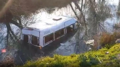 İşçileri taşıyan minibüs dereye devrildi: Yaralılar var