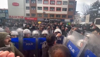 İzinsiz yürüyüşte tansiyon yükseldi: Mahmut Dindar polis kalkanını kırdı