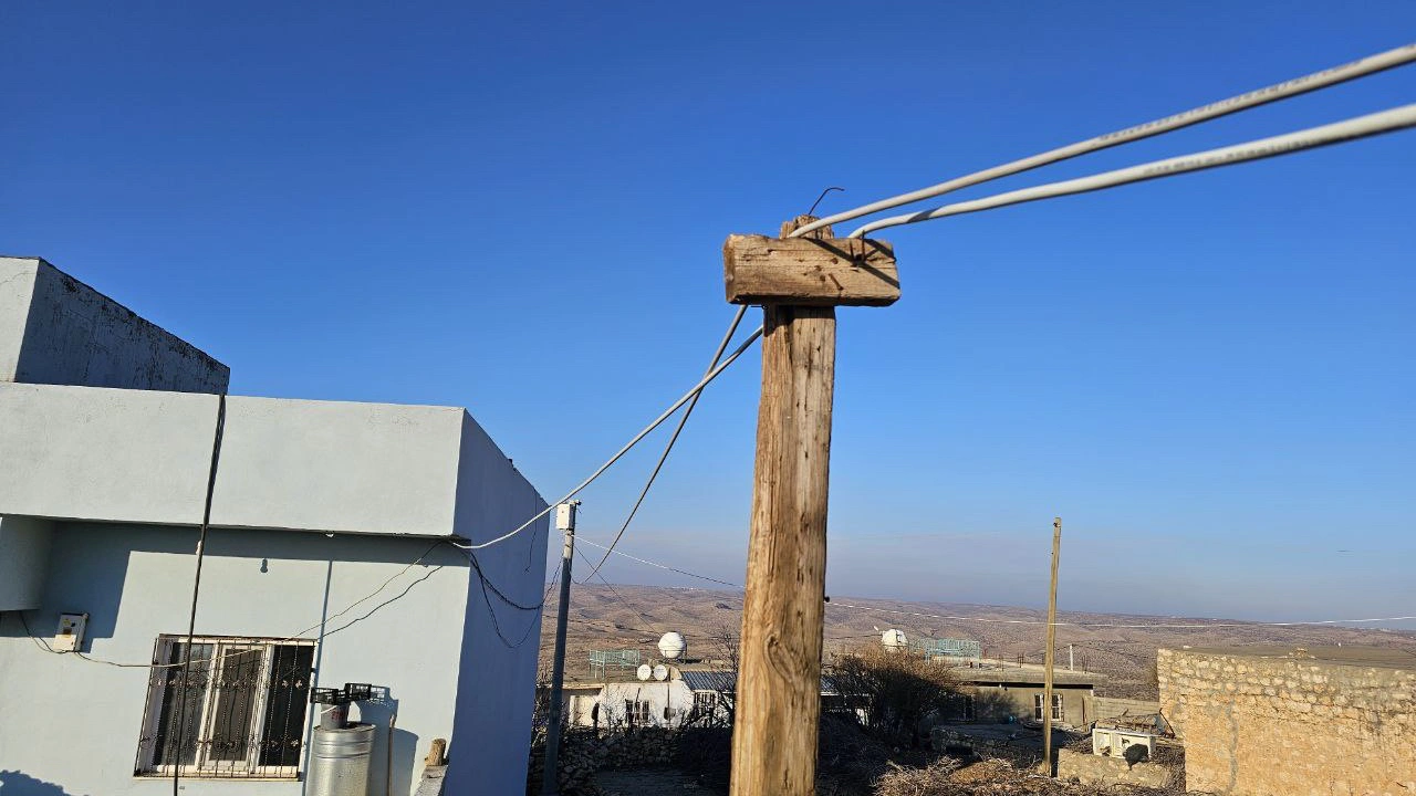 Mardin'de elektrik kabloları evlerin üzerinden geçiyor