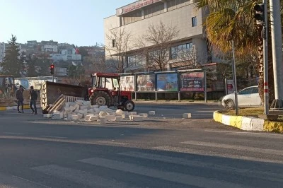 Mardin’de taş yüklü traktör devrildi