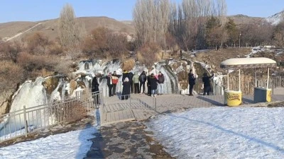 Muradiye Şelalesi'nde tatil hareketliliği