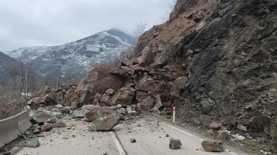 Ordu'da heyelan: 3 ilçenin bağlantı yolu ulaşıma kapandı