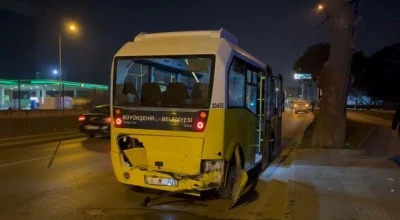 Otomobil minibüse çarptı: Çok sayıda yaralı