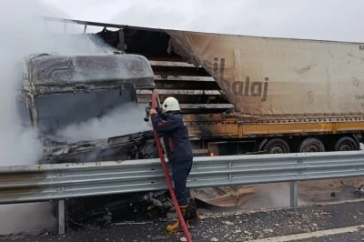 Seyir halindeki tır alev aldı