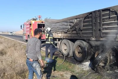 Tırın patlayan lastiği büyük yangına sebep oldu