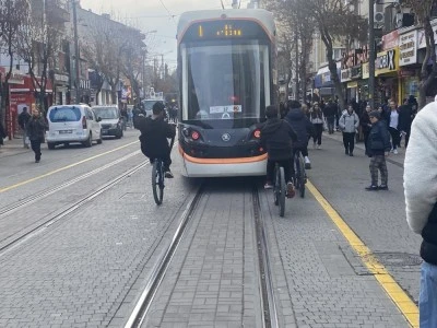 Tramvayın arkasına tutunarak canlarını tehlikeye attılar