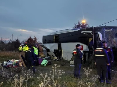 Tur otobüsü yoldan çıktı: Yaralılar var