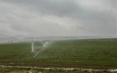 Yağmurlu havada kaçak elektrik kullanarak tarlasını suladı