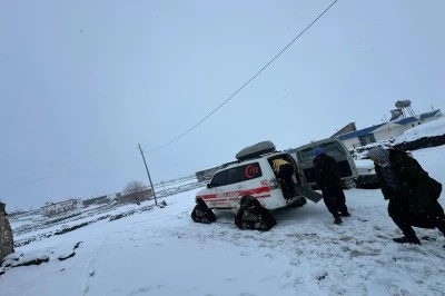 Yoğun kar yağışı hastayı mahsur bıraktı