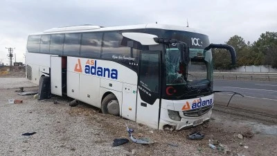 Yolcu otobüsü bariyere çarptı: Çok sayıda yaralı