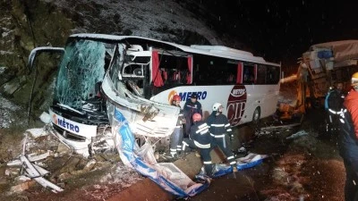 Yolcu otobüsü kamyona çarptı: Sürücü öldü, 16 yaralı