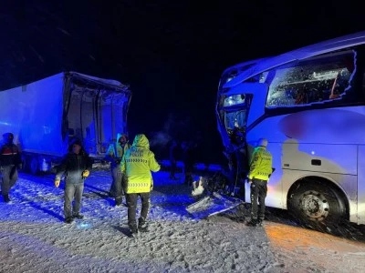 Yolcu otobüsü park halindeki tıra çarptı: Çok sayıda yaralı