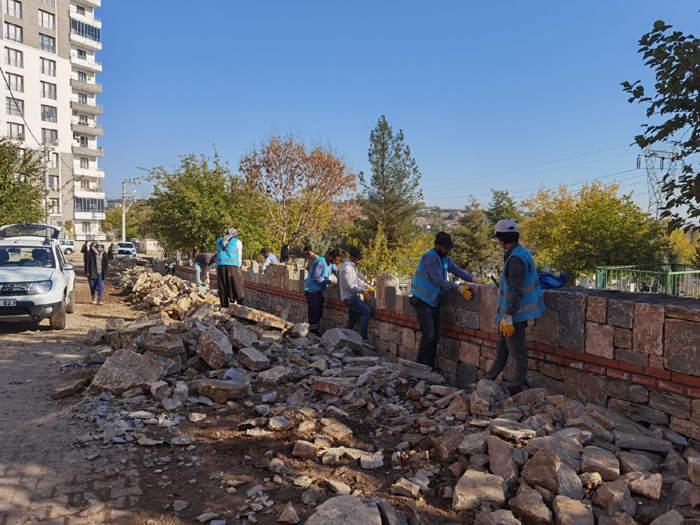 MEZARLIKLARIN ÇEVRE DUVARLARI YENİLENİYOR