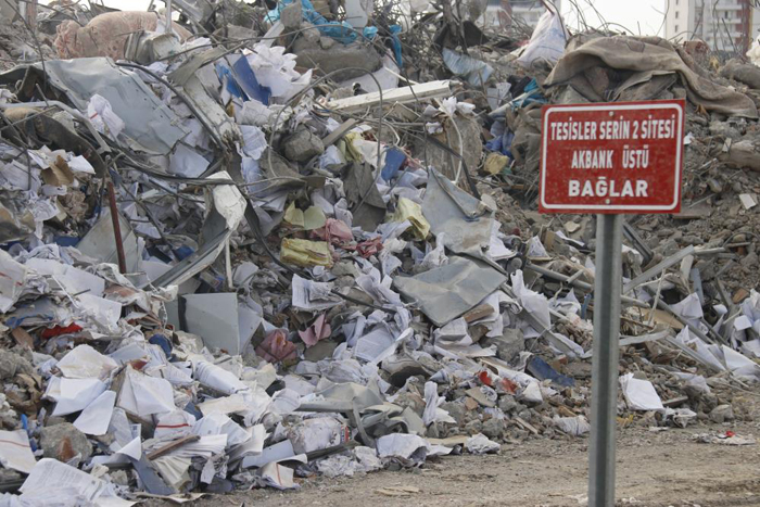 Hayaller Enkaz Altında Kaldı