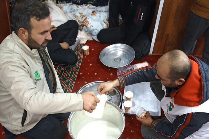 Depremzedelere Sıcak Süt Ve Çorba İkramı