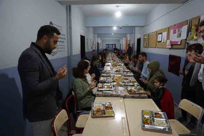 Öğrenciler, Öğretmenleri İle Birlikte İftar Yapıyor