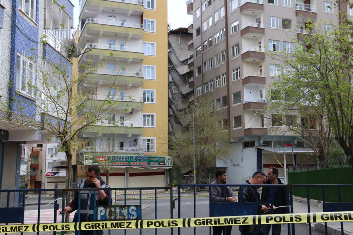 Diyarbakır'da Bir Bölümü Çöken Bina İçin Yıkım Kararı